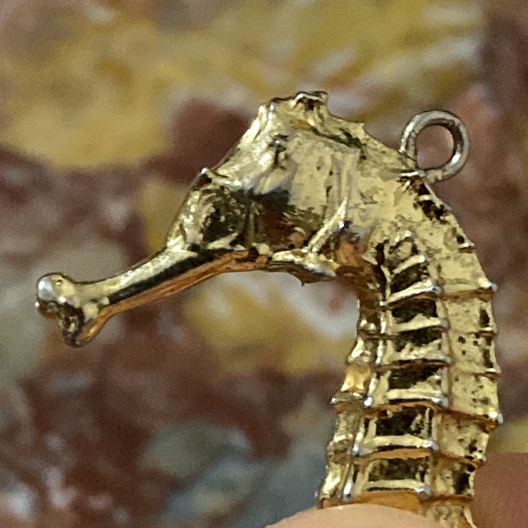 Gold-Colored Metal Seahorse Pendant - Picture 4 of 8